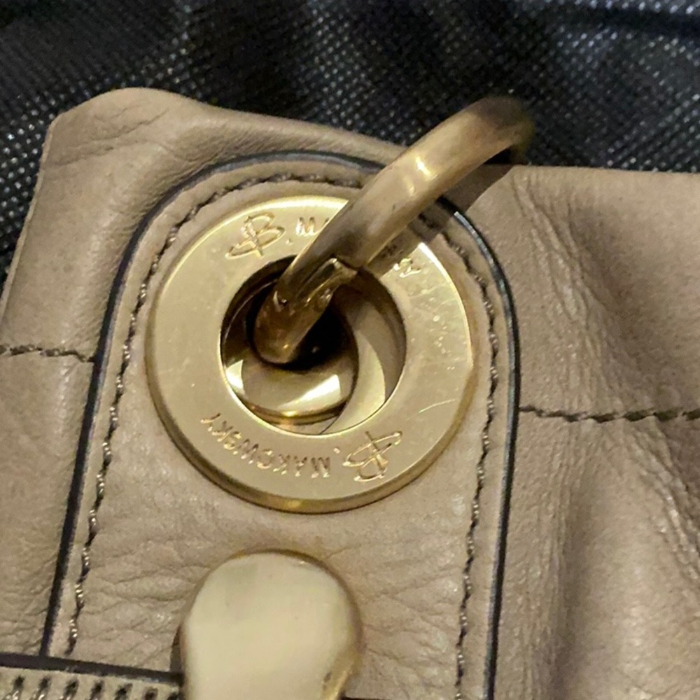 B. Makowsky Beige and White Leather Shoulder Bag - Picture 7 of 8